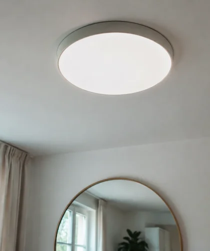 Dalle lumineuse ronde au plafond blanc, miroir visible derriere