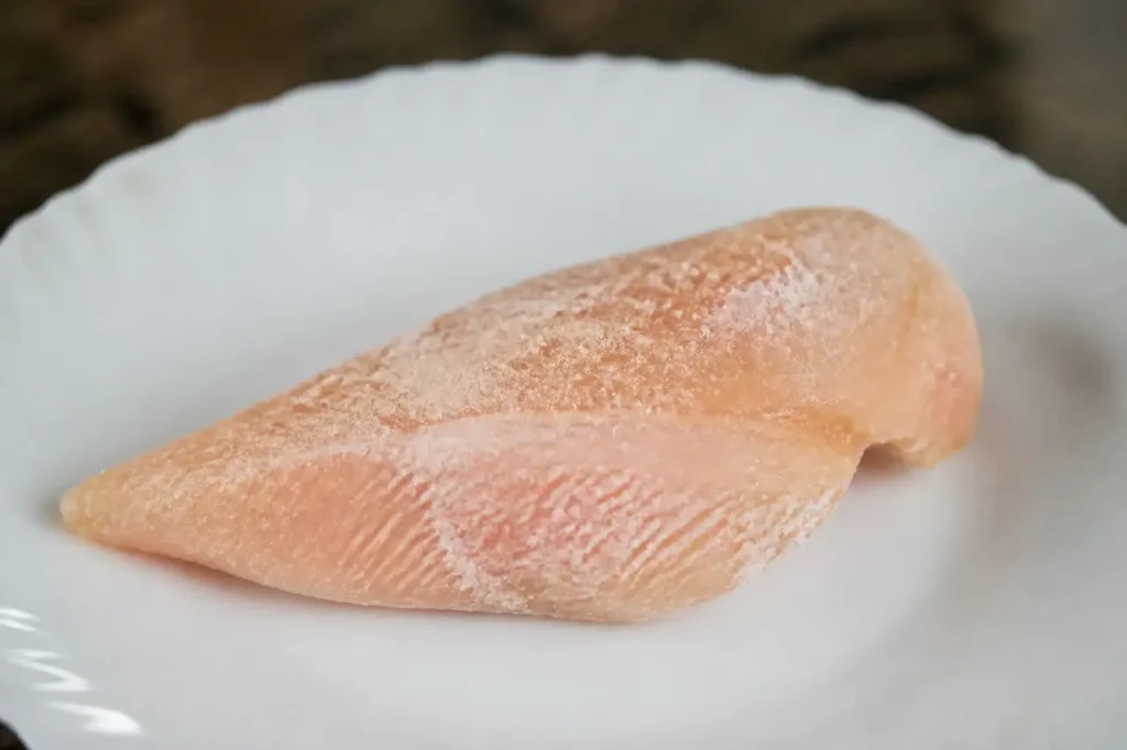 Filet de poulet givre sur assiette blanche