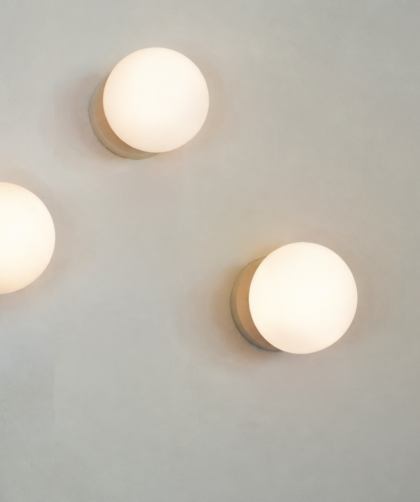 Trois globes lumineux fixes sur mur blanc