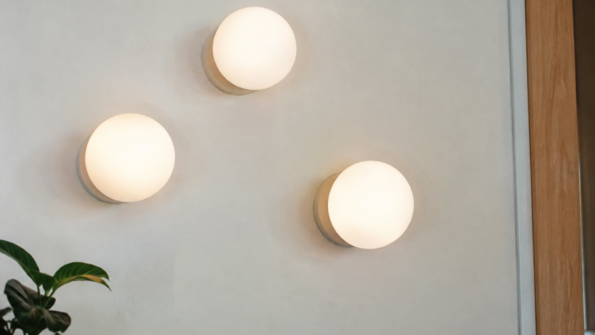 Trois globes lumineux fixes sur mur blanc