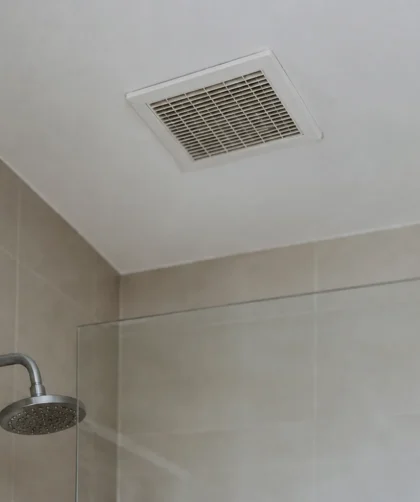Grille blanche fixee au plafond pres de la douche