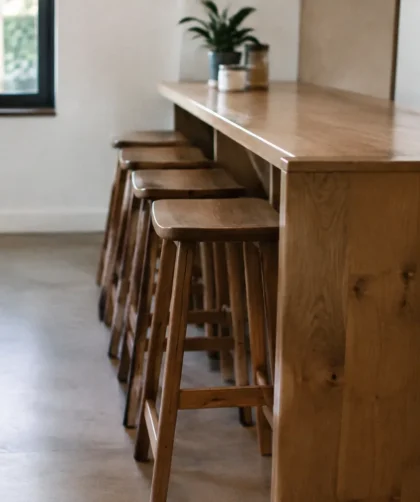 Ilot en bois avec tabourets alignes contre un mur