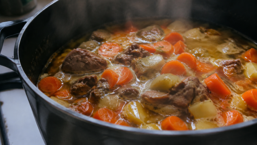 Legumes carottes viande mijotant dans bouillon fumant