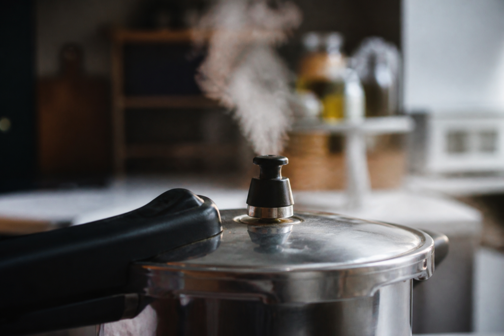 Soupape sifflante de cocotte avec vapeur visible